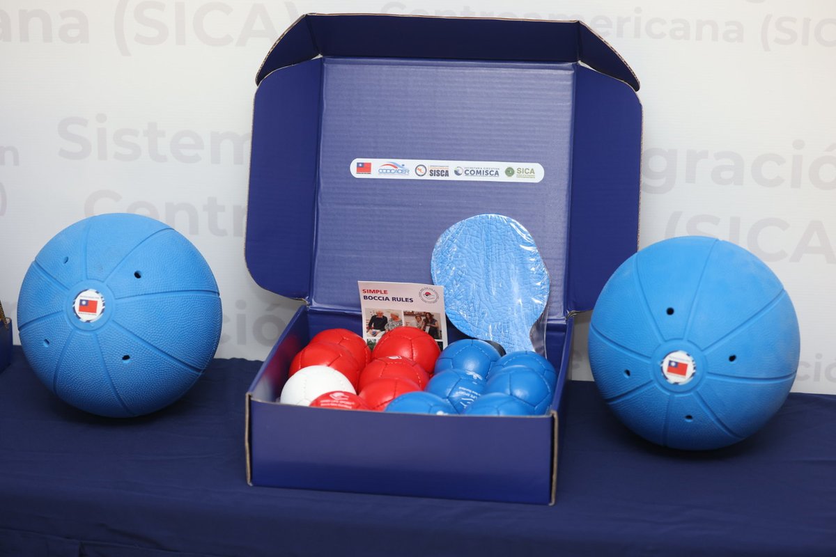 SECOMISCA's tweet image. El Secretario del #COMISCA, José Renán de León Cáceres, acompañó a la Secretaria del @SGSISCA_SICA, Ana Leticia Aguilar, y al asesor de Proyectos @Taiwan_Sica, Óscar Liang, en el acto de entrega de equipo deportivo a la representante de la Presidencia Pro Tempore del