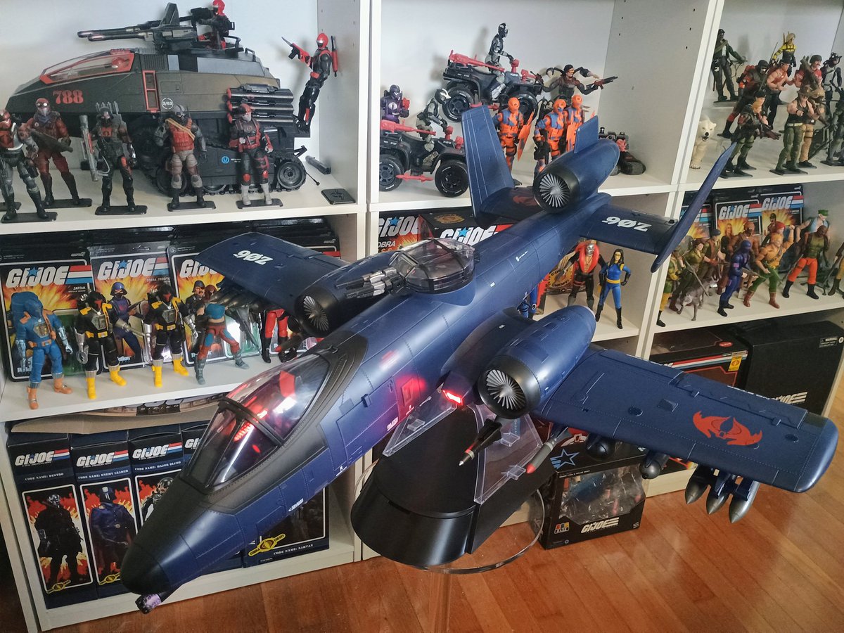 Just awesome! I'll open the figures later tonight. Tomorrow I'll have to clear the top of the Classified display cases and make room for this best. Folding the wing that goes near the wall should give it enough space. 🤞