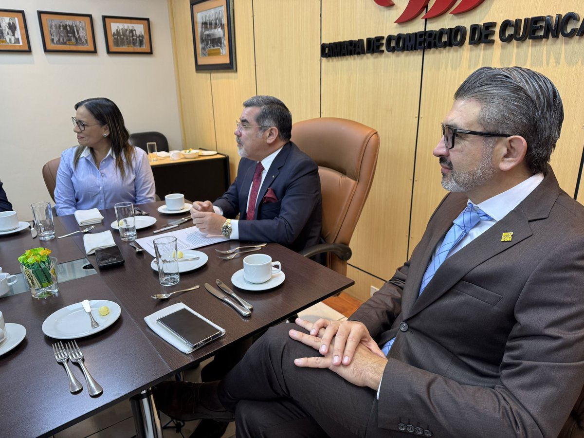 cccuenca's tweet image. 👉 Hoy recibimos en el Directorio de la #cccuenca , a la ministra @zaidarovira del @MinGobiernoEc .

Dialogamos sobre los retos y oportunidades para fortalecer la seguridad y el desarrollo empresarial en el país 💼🤝