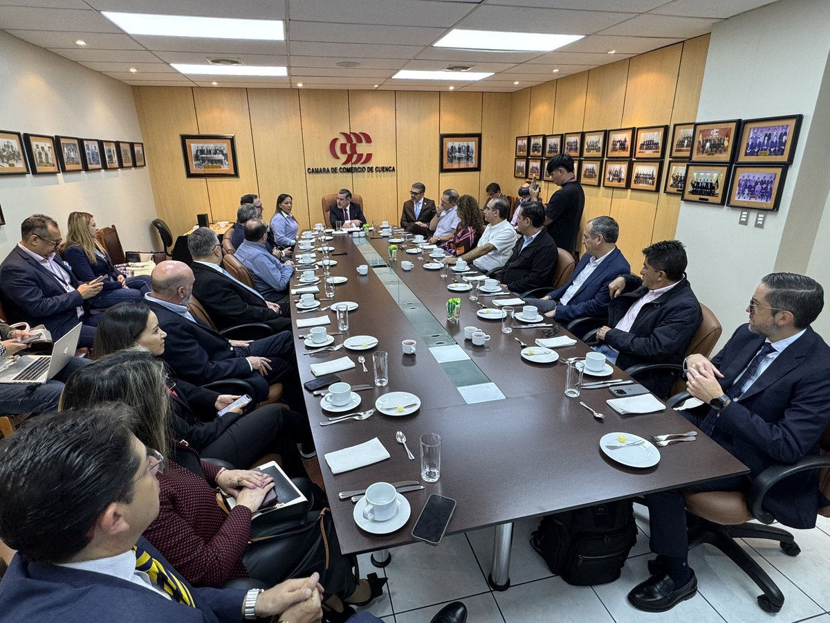 cccuenca's tweet image. 👉 Hoy recibimos en el Directorio de la #cccuenca , a la ministra @zaidarovira del @MinGobiernoEc .

Dialogamos sobre los retos y oportunidades para fortalecer la seguridad y el desarrollo empresarial en el país 💼🤝