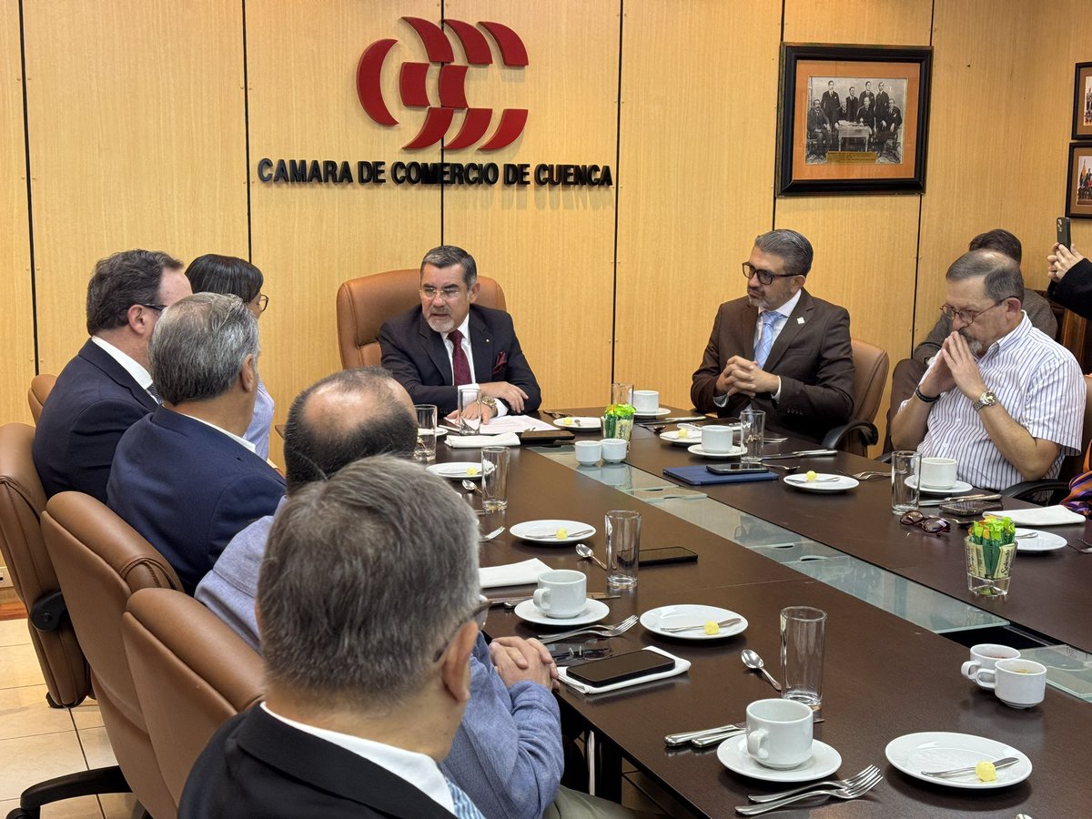 cccuenca's tweet image. 👉 Hoy recibimos en el Directorio de la #cccuenca , a la ministra @zaidarovira del @MinGobiernoEc .

Dialogamos sobre los retos y oportunidades para fortalecer la seguridad y el desarrollo empresarial en el país 💼🤝