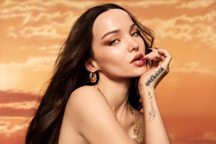 DoveliesLatam's tweet photo. 📸| Dove Cameron para su colaboración con Urban Decay. https://t.co/869NfQVNbz