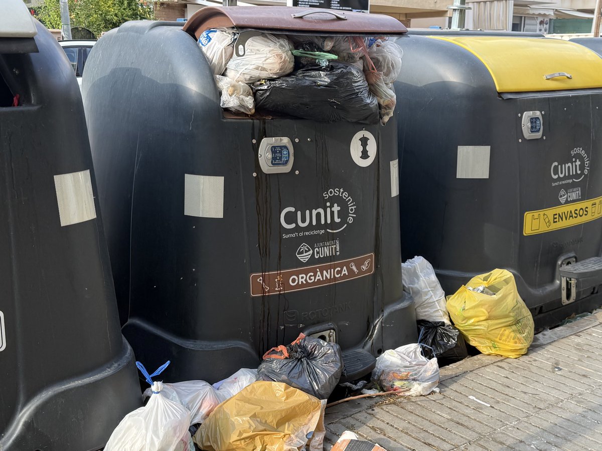 Vergonyós <a href="/Ajuntamentcunit/">Ajuntament de Cunit</a> ! 
Cada dia pitjor… ! Estan tots els contenidors de la zona de platja així… amb una brutícia i pudor insoportable….