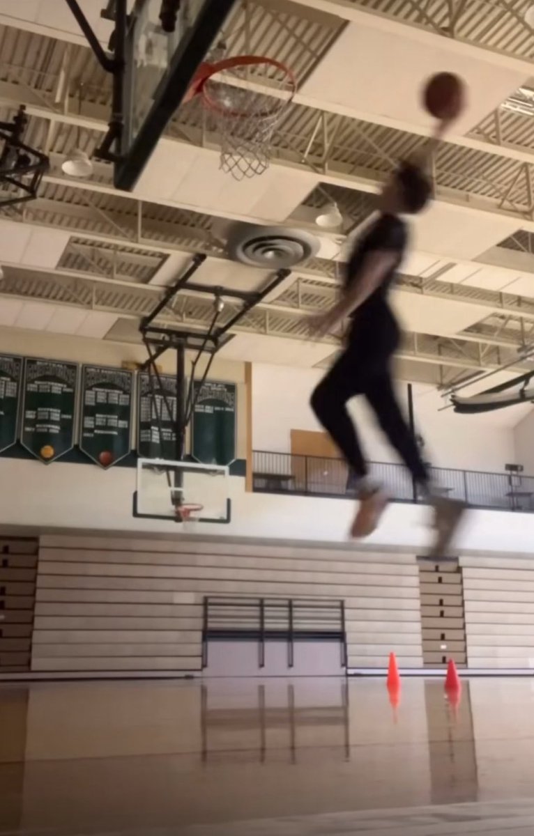 NickMikolowski's tweet photo. What a 38in vert looks like 💯 https://t.co/T1GEz4Ivdl