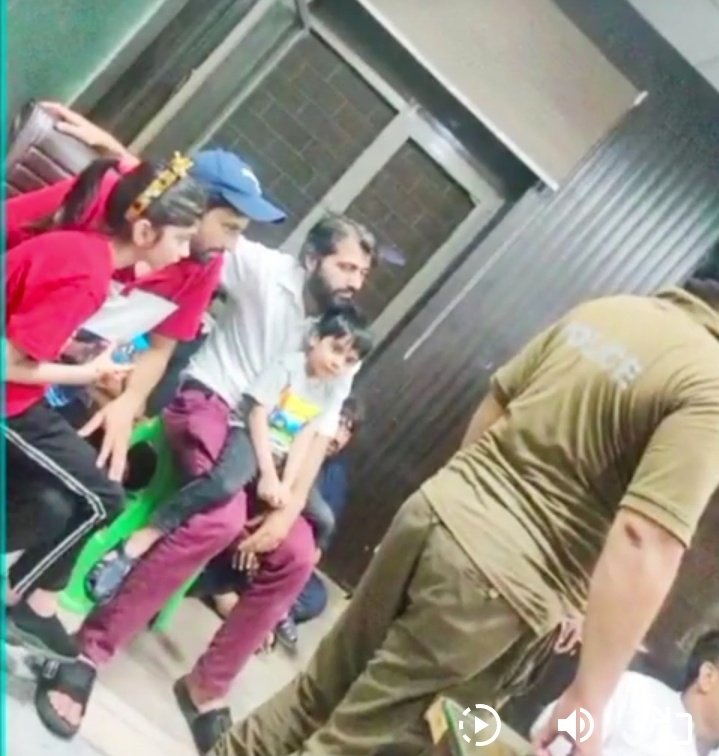 PtiNorthPunjab's tweet image. ریاست ماں کہلاتی ہے؟ مگر یہ کیسی ماں ہے جو اپنے ہی معصوم بچوں کو قید و ہراساں کر رہی ہے۔
لاہور سول لائن تھانے میں صرف عمران خان کی ضمانت کی خوشی منانے پر 3 سے 5 سال کے یہ معصوم بچے رات گئے زیرِ حراست ہیں۔
#UndeclaredMartialLaw