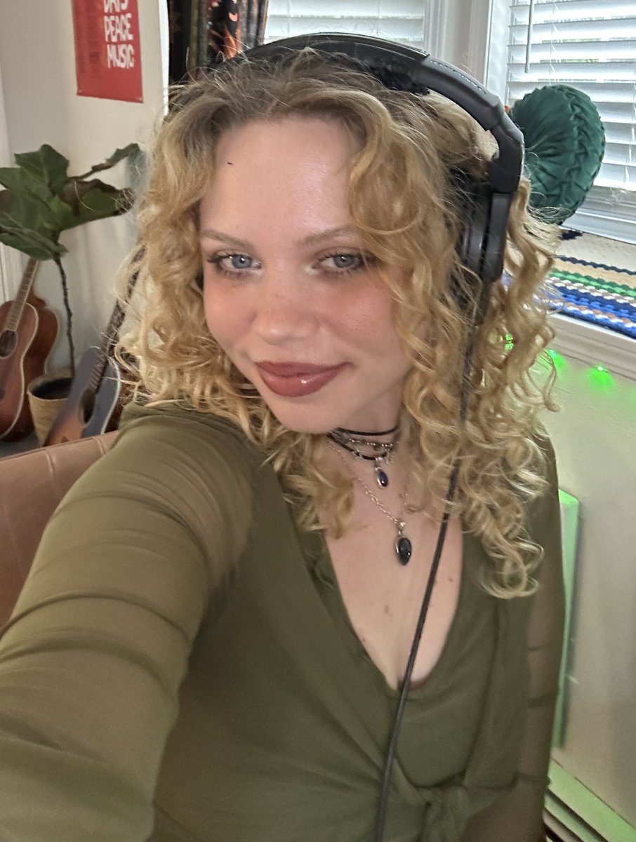 Jamming on Twitch! Come say hi! 🧡

twitch.tv/lauryndee

#twitch #streamer #music