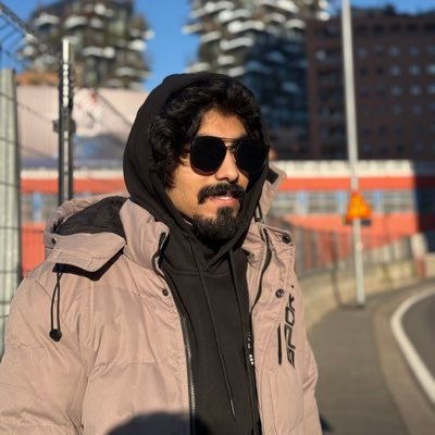 في الفيزياء لن يحدثك أحد إلا عن عبقريات إينشتاين، في اللغة سيتداولون تخريجات سيبويه النحوية، في كل فن وعلم ستجد رأس وهرم، إنسان يبلغ الهامة وينحني أمامه الوصف والقلم، في دوري صناع المحتوى؟ لم يعرف الناس إلا ابوسويحل، ولم يدركوا إلا أسطوريته وعظمته.