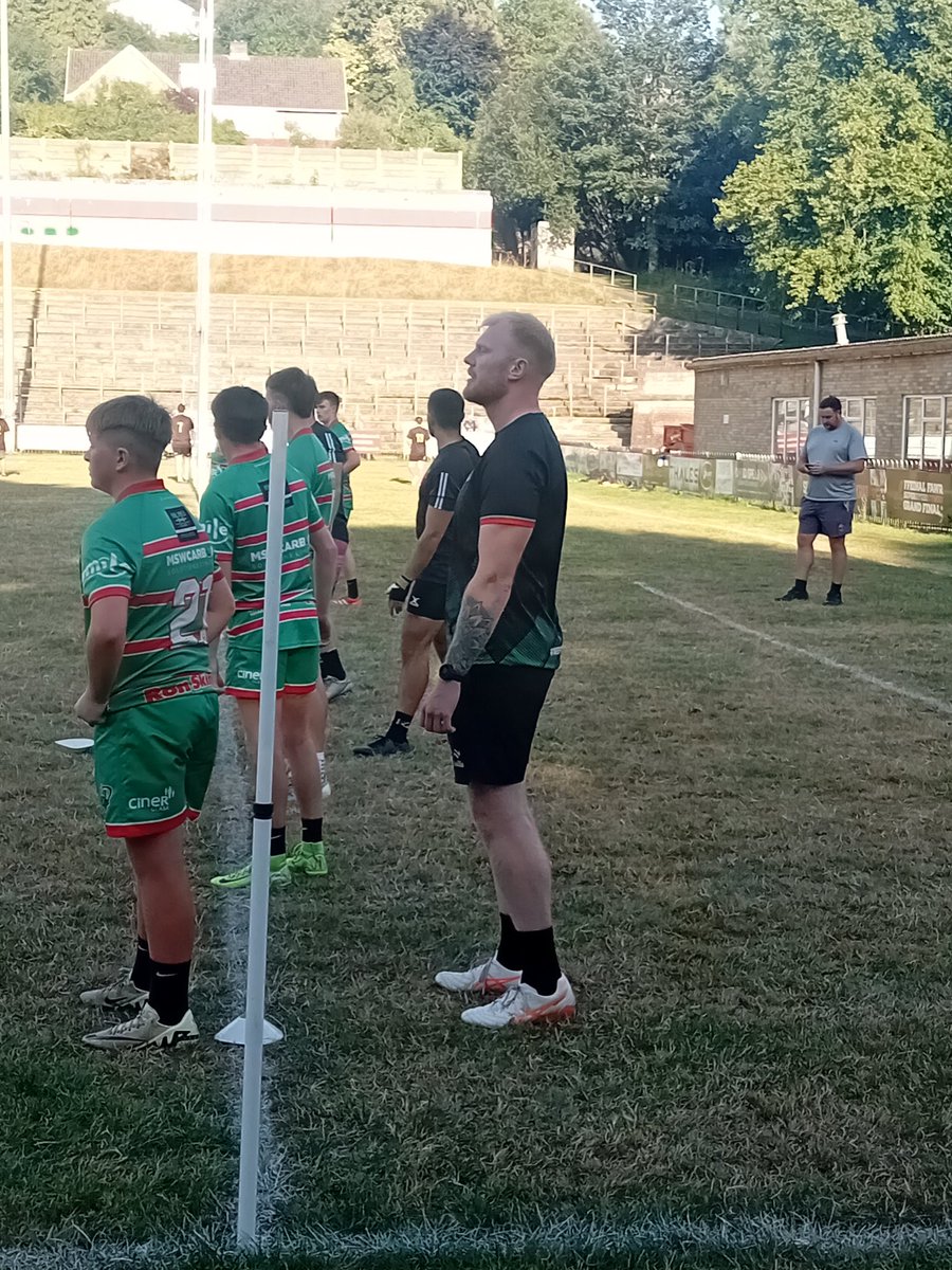 evrfc's tweet image. &apos;One club&apos; training session for all teams playing out of the Ciner Glass Community Stadium this season. All ages, men, women, boys, girls and our @dragonsrfc Allstars mixed ability side.  This 👇 ❤️🇭🇺🏉
#oneclub
#allages
#mixedability
#inclusive
@WelshRugbyUnion
@SuperRygbiCymru