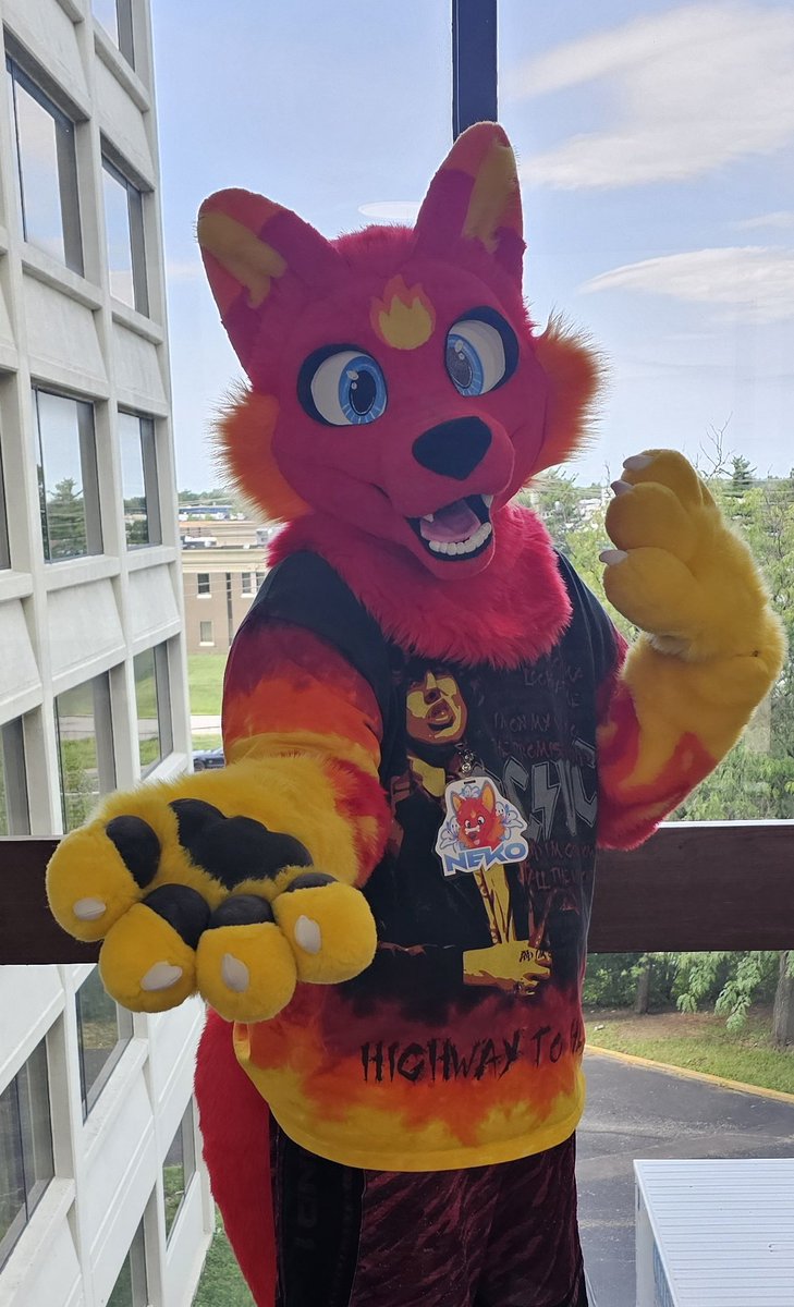 HopstitchStudio's tweet image. Really wish I'd have chosen a different place to take con photos. ☠️