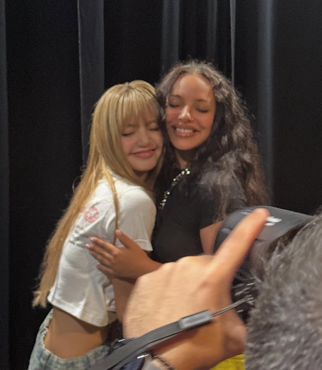 LISA and JADE look gorgeous together in new photo.