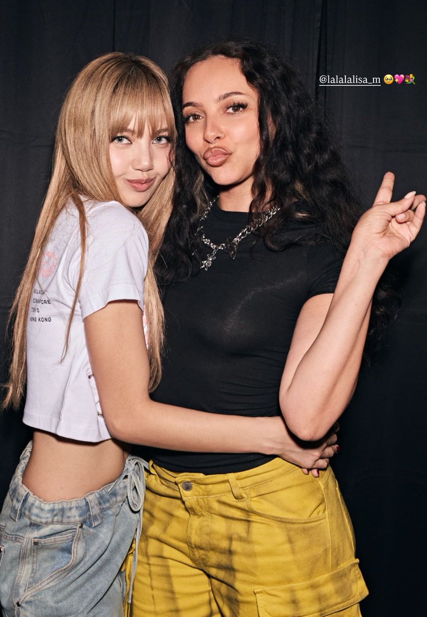JADE and LISA look adorable together in new photo.