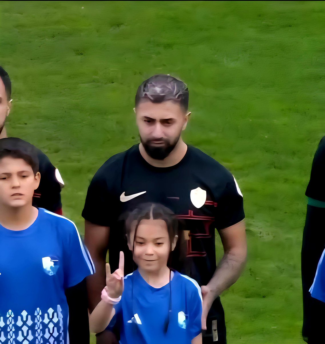 Gül yetişir, Bahçe güzelleşir 
Kız yetişir, Vatan güzelleşir.