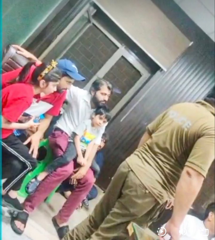 عمران خان کے ضمانت کی خوشی میں مٹھائی تقسیم کرنے والے بچے لاہور سے گرفتار 💔