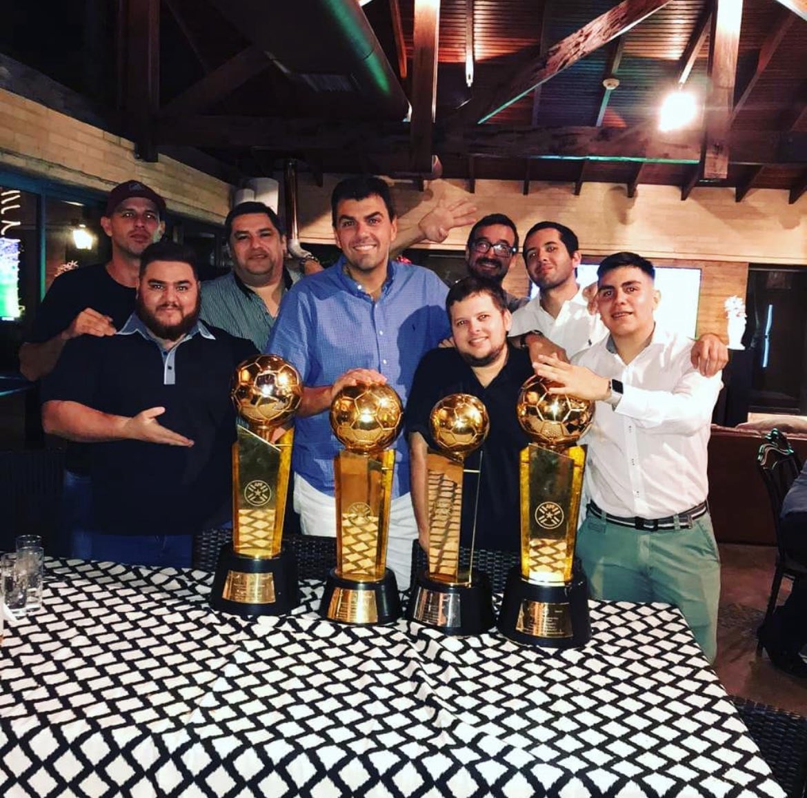 Todos sabemos que la sanción fue y es injusta, los que seguimos de cerca esos campeonatos no pueden DUDAR JAMAS LA SUPERIORIDAD DEL OLIMPIA.

RECUERDEN: UNA VEZ COGIDOS, DESCOGIDA NO HAY.