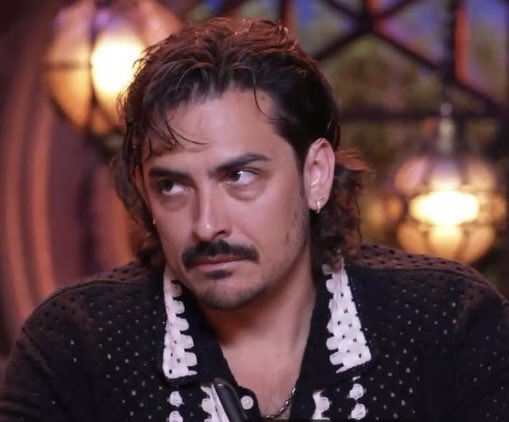 yuricism's tweet photo. the way no one's ever served face like robbie does https://t.co/QkOBsv7goS