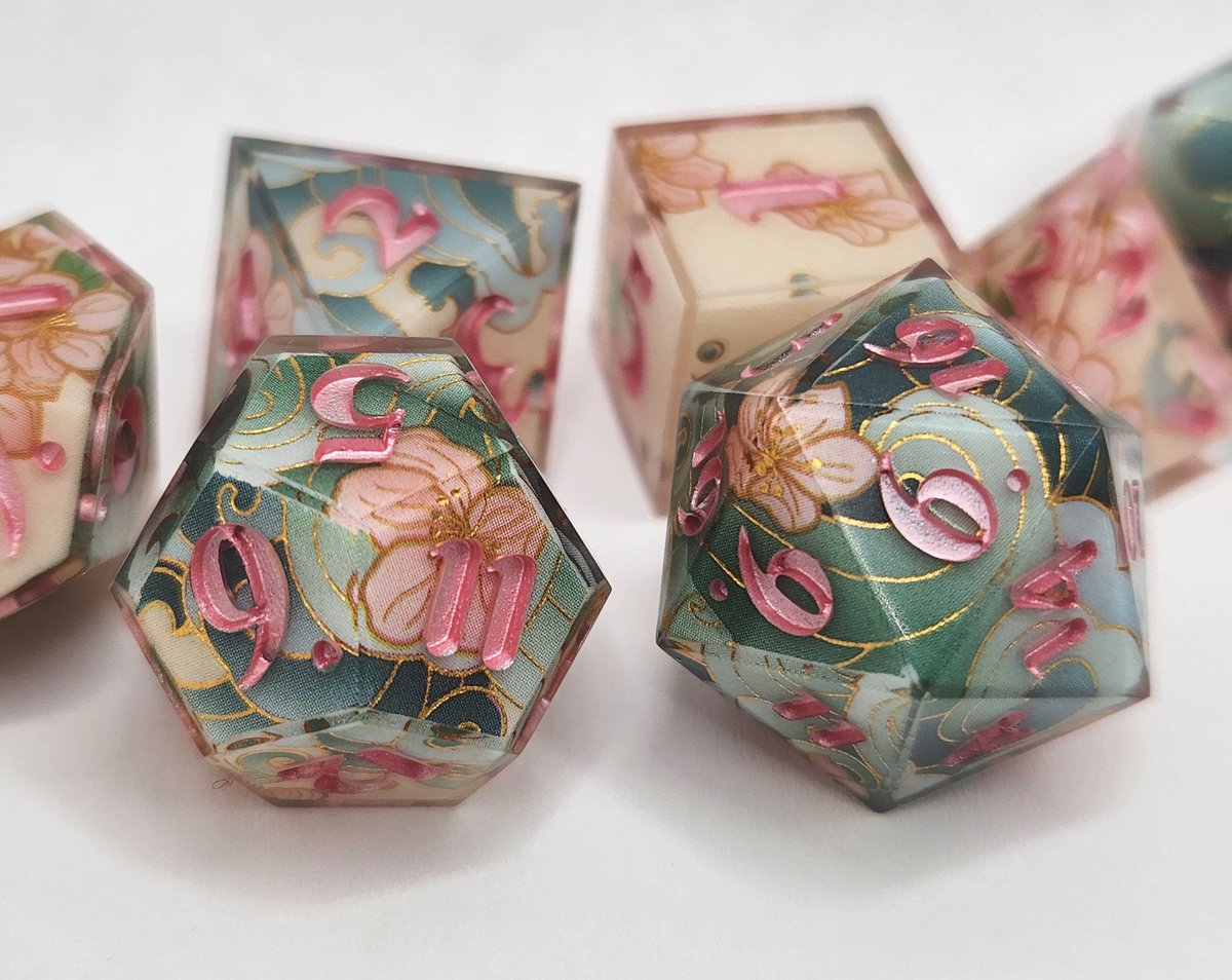 Sakura Stream Dice Set with soft pink Numbering 🌸
#dnd #ttrpg #handmadedice #dice #dungeonsanddragons