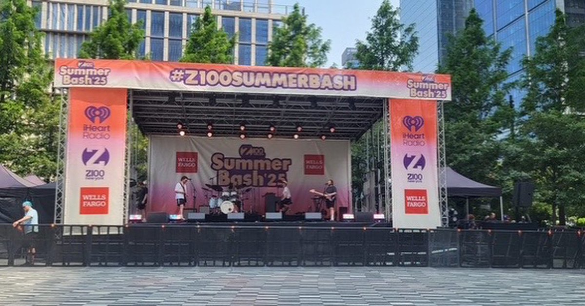 SIR_USA's tweet image. Our New York team provided in-ears, backline, and audio support for acclaimed singer/songwriter @imjmichaels at the @z100 bash this month. 📸: Claudio Tito

#juliamichaels #z100 #z100bash #backline #audio #sir #sirnewyork #studioinstrumentrentals #tech #nyc #livemusic