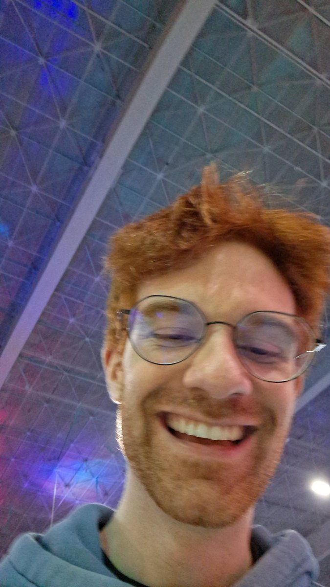 No mamen le pedí un video saludando a mi comunidad #UDG a Shadoune y me dejó un selfie en la galería JAJAJAJA