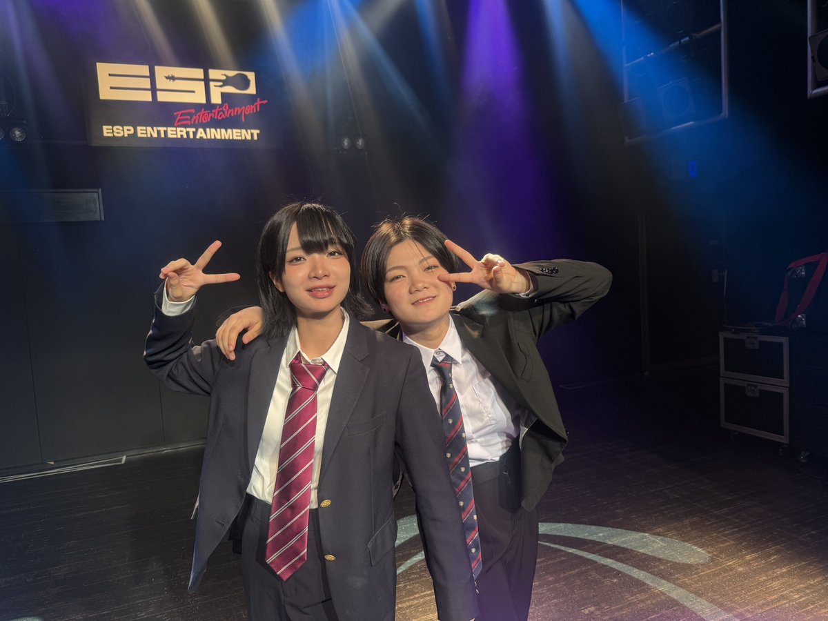 タレントアクターコースの新しいパンフレット撮影の様子です📸

何をモチーフにしたポーズでしょう…🤭🫣🩵🩵

将来舞台、映像、タレントなど様々なフィールドで活躍🔥なりたいものになるために🔥しっかりカリキュラムを整えております。

ぜひオープンキャンパスで授業を体験してみてくださいね！