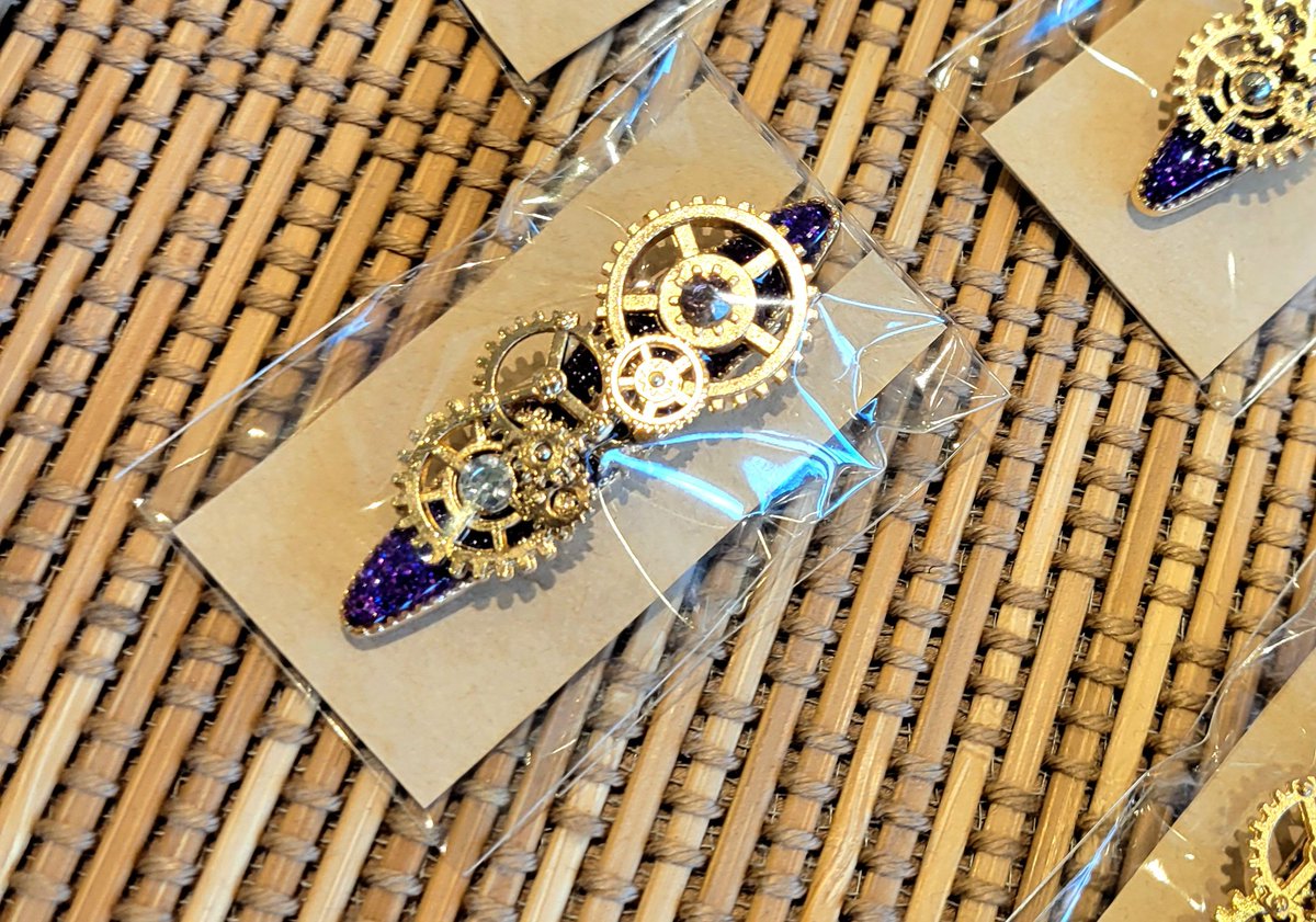 gekkatou's tweet photo. メンテナンス行ってきました！
色々補充+歯車シリーズのヘアクリップ復活。
今月は多分最後のメンテですが、ヘアクリップは来月以降も他の色を出す予定です。
来月からはブースNo.2で展開致しますので、よろしくお願い致します！
#TSUTAYA新涯店 
#ハンドメイドマーケット https://t.co/0m6q6Y2FtG