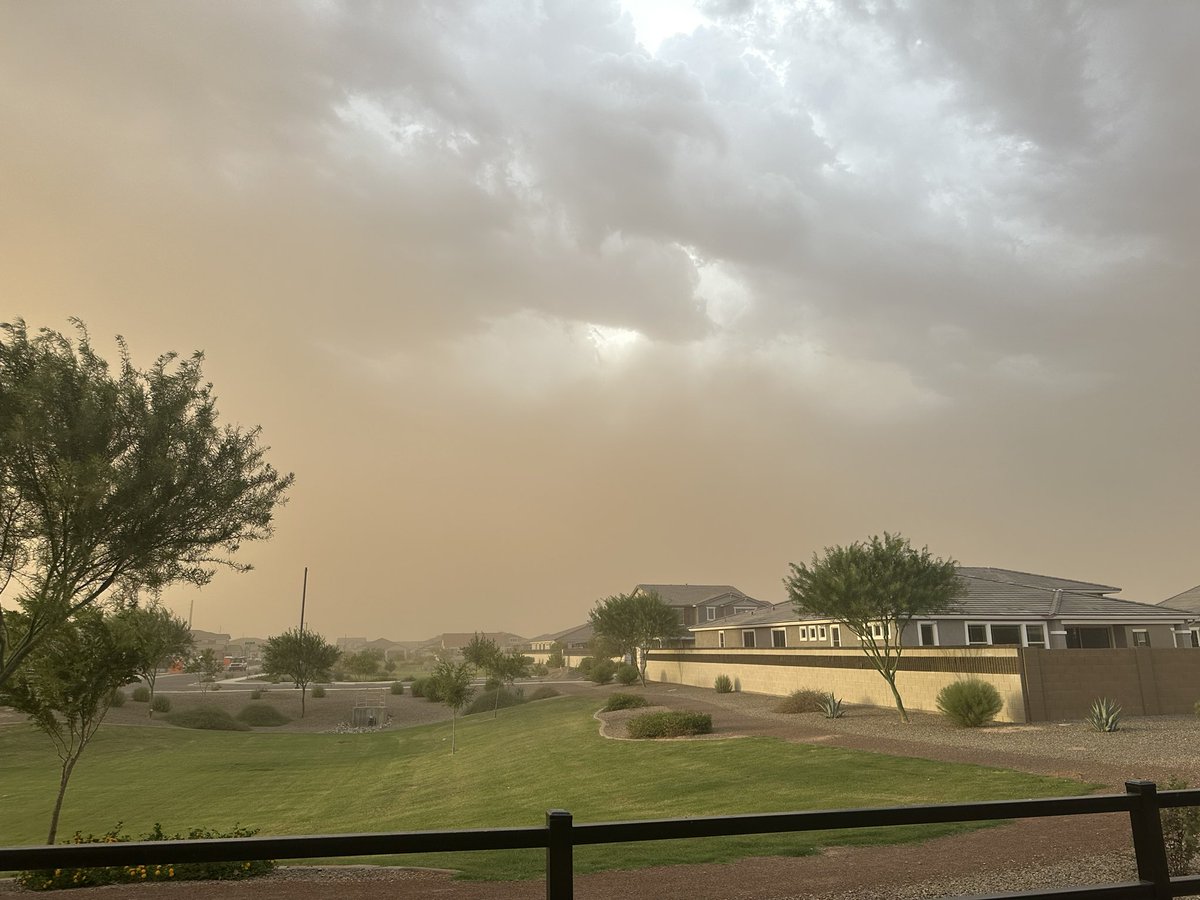 CyberNerd2014's tweet photo. Significant dust kicking up in Queen Creek. #azwx https://t.co/VtWezJKwfn