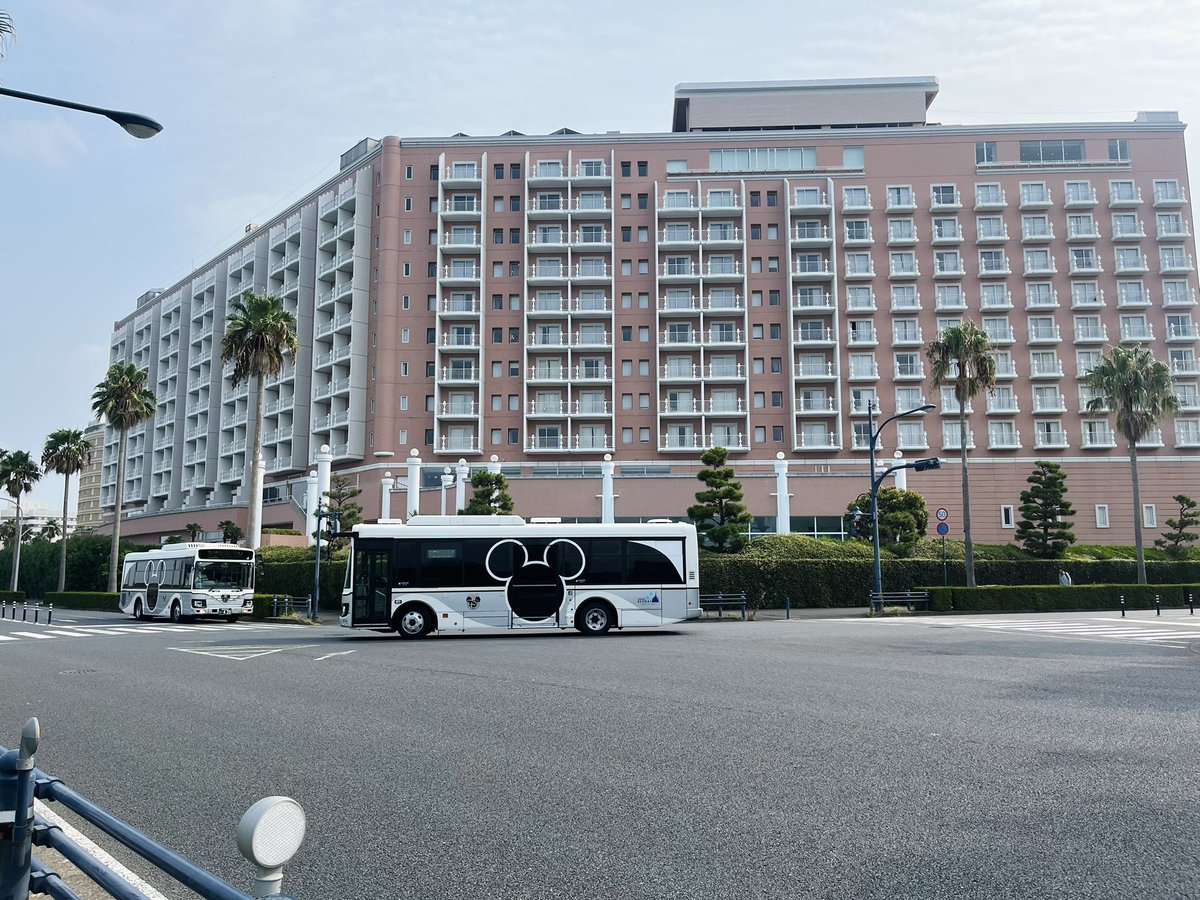 プチ夏休みの朝活、久しぶりに夢の国との境界線を走った。
誰も歩いてないし夢の国と海に囲まれてめちゃくちゃ気分が良いし、おすすめのランニングコース！
しかしまだ8月、、風はあるものの、8時でもなかなか暑かった、、、、涼しくなったらまた走りにいくー！