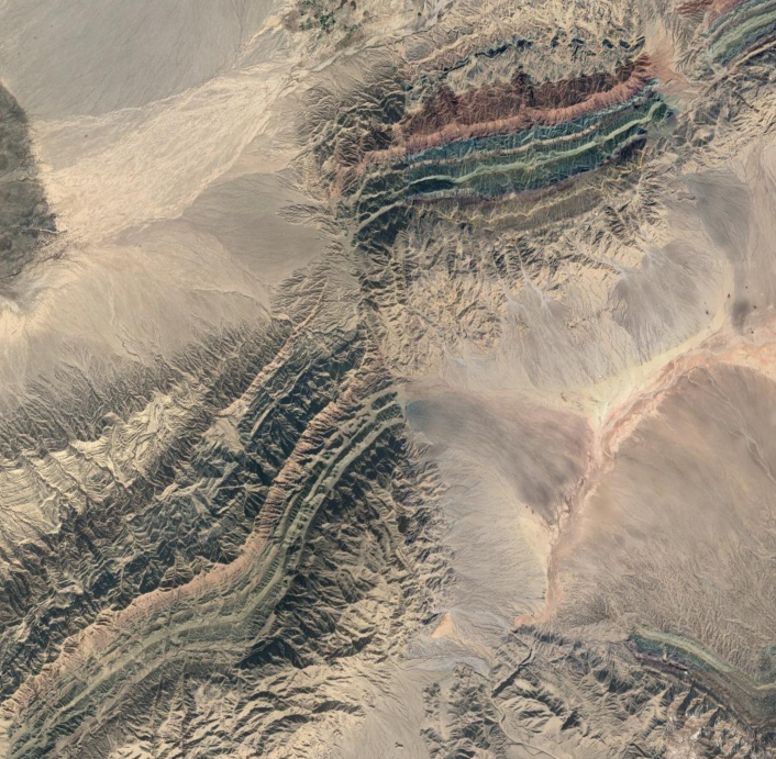 Penampakan Sesar Piqiang. 
Patahan geser mendatar di Gurun Taklamakan, Pegunungan Tian Shan, Tiongkok