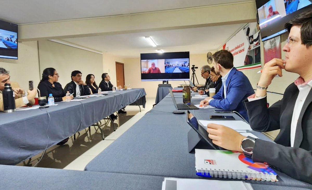 El SINESANTANDERBANK estuvo presente en la Reunión Red Sindical Internacional <a href="/bancosantander/">Santander</a> en la ciudad de México, donde se debatió sobre la digitalización y su impacto en el sector financiero. Participaron la Sec. Gral. <a href="/PatySalazarSG/">Patricia Salazar-SINECREDISCOTIA</a> y el Sec. de Defensa <a href="/MickyPortuguez/">Miguel Portuguez H.</a>.