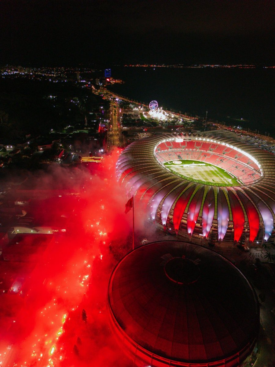 lnterDados's tweet photo. Engraçado ver os outros torcedores zombando das Ruas de Fogo.

A nossa torcida da AULA de como torcer, apoiar e amar um clube. Se os jogadores dentro de campo não cumprem sua parte, que culpa nos temos?

A nossa festa roda o MUNDO todo, sendo REFERÊNCIA .

JAMAIS IRÃO NOS PARAR! https://t.co/sawX50l1Ln