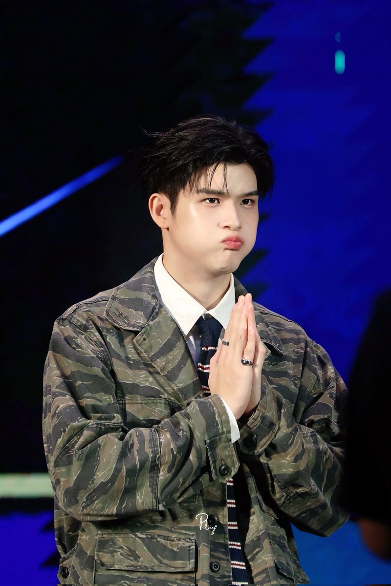 YeonbinsHeart's tweet photo. Day 234 of me trying to get a reply from Sky 🧍🏻‍♀️

This is my exact face when my crush leave me on read after sending him 10 messages, like why 🧎🏻‍♀️

#SkyDay #Sky #Nani #skywongrawee  #skynani #สกายนานิ #ก้อนเมฆของสกาย #skywongravee Sky Wongravee https://t.co/mp3fmzEwAJ