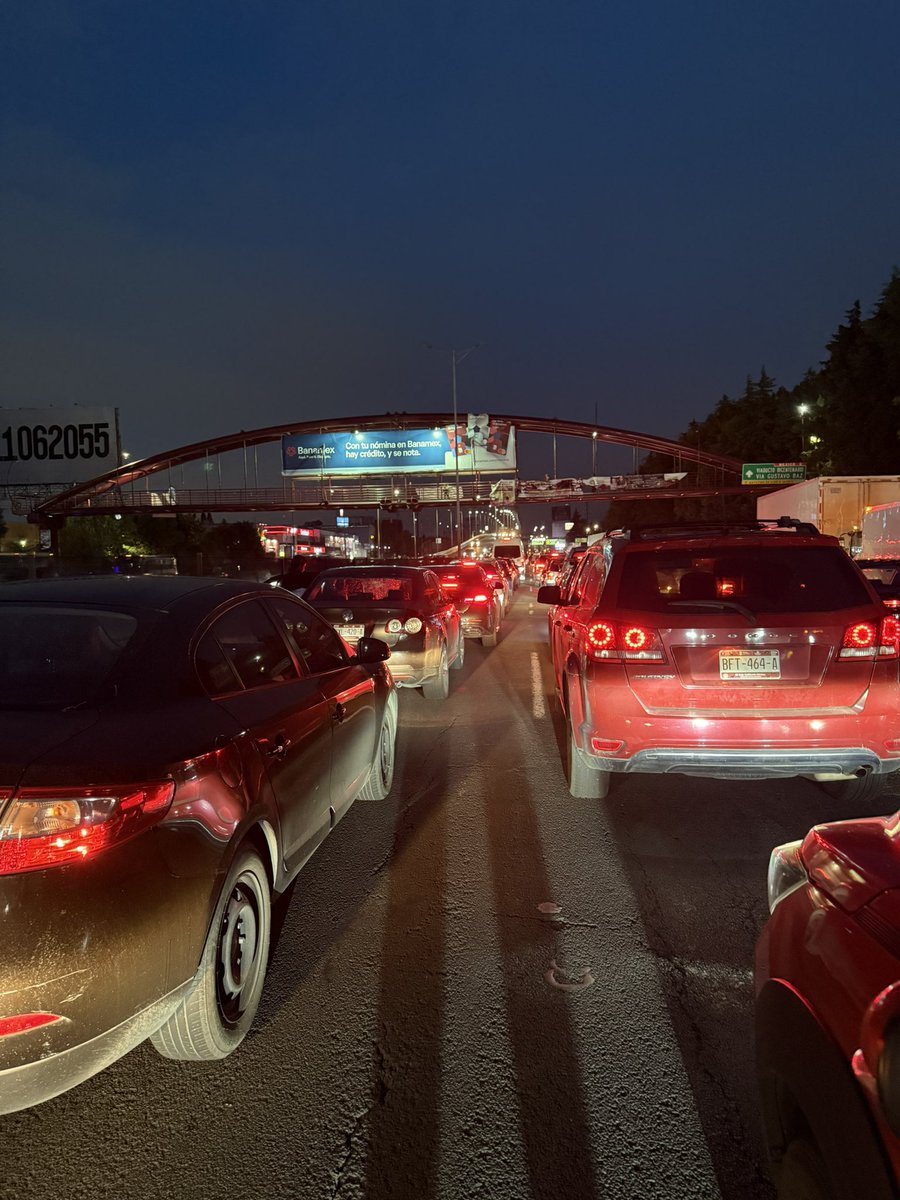 cynelizabeth's tweet photo. @Peri_alNorte sabes que pasó? Estamos parados frente al naucalli dirección sur 🫠😭 son las 19:35 https://t.co/ujvVP4ePFI