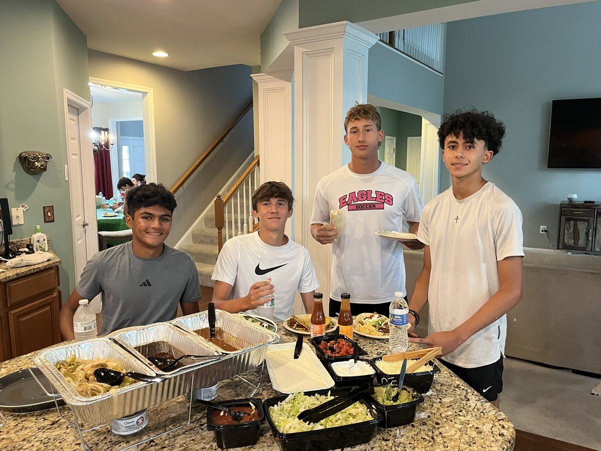 CVEaglesSoccer's tweet image. Fueling up with laughs, memories, and unity. Stronger bonds on and off the field. #invictus #cvproud #alltogetherstrong #cvsoccer #hssoccer⚽️ #eaglessoccer #highschoolsoccer @cvalleysoccer