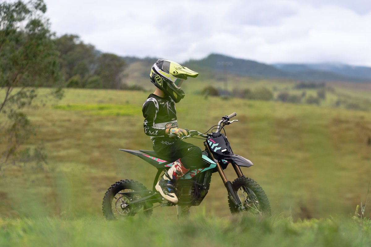 SUR_RON_JP's tweet image. 【ユースの力に、Hyper Bee】
若いライダーにこそ、次世代のバイクを

Hyper Beeは、Surron初の「ユース」特化モデル

軽量で扱いやすく、パワーも十分

未来のバイクライフは、ここから始まる

モデル詳細➡️：sur-ron.jp/lineup/hyper-b…

希望小売価格：¥495,000（税込）

#HyperBee #ユースモデル