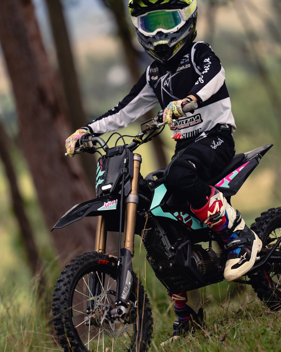 SUR_RON_JP's tweet image. 【ユースの力に、Hyper Bee】
若いライダーにこそ、次世代のバイクを

Hyper Beeは、Surron初の「ユース」特化モデル

軽量で扱いやすく、パワーも十分

未来のバイクライフは、ここから始まる

モデル詳細➡️：sur-ron.jp/lineup/hyper-b…

希望小売価格：¥495,000（税込）

#HyperBee #ユースモデル