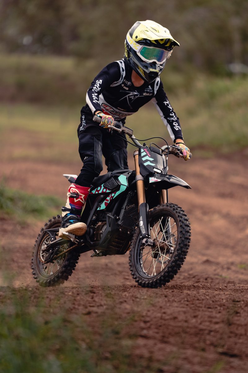 SUR_RON_JP's tweet image. 【ユースの力に、Hyper Bee】
若いライダーにこそ、次世代のバイクを

Hyper Beeは、Surron初の「ユース」特化モデル

軽量で扱いやすく、パワーも十分

未来のバイクライフは、ここから始まる

モデル詳細➡️：sur-ron.jp/lineup/hyper-b…

希望小売価格：¥495,000（税込）

#HyperBee #ユースモデル