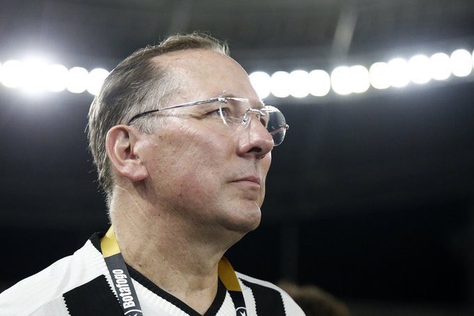 futebol_info's tweet photo. John Textor se pronuncia nas redes sociais após eliminação do Botafogo na Libertadores: ‘Venceremos novamente’.

“Sabemos que não é possível, mas queremos ganhar este troféu todos os anos. Nosso clube mudou, desde que nos unimos, porque agora esperamos ganhar os grandes troféus, e vencer as grandes equipes.”

“Hoje à noite sentimos uma grande dor juntos, um novo tipo de dor, porque não fomos bons o suficiente e não fomos à altura das nossas próprias expectativas... Mas eu confio neste treinador, e confio nestes homens. Seguiremos em frente e venceremos novamente. Juntos, venceremos novamente.”

📸 Vítor Silva/BFR