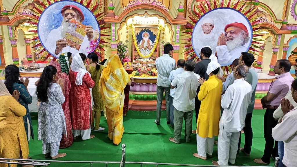 On Aug 17, 2025, #Ashram #Bengaluru hosted a vibrant #Janmashtami celebration.
Highlights included a matki-fod event, a Radha-Krishna cultural dress competition &amp; distribution of butter-sugar prasadam.
For more details, visit~

📰ashramblr.org/news/shri-kris…

🌐ashramblr.org/a/shri-krishna…
