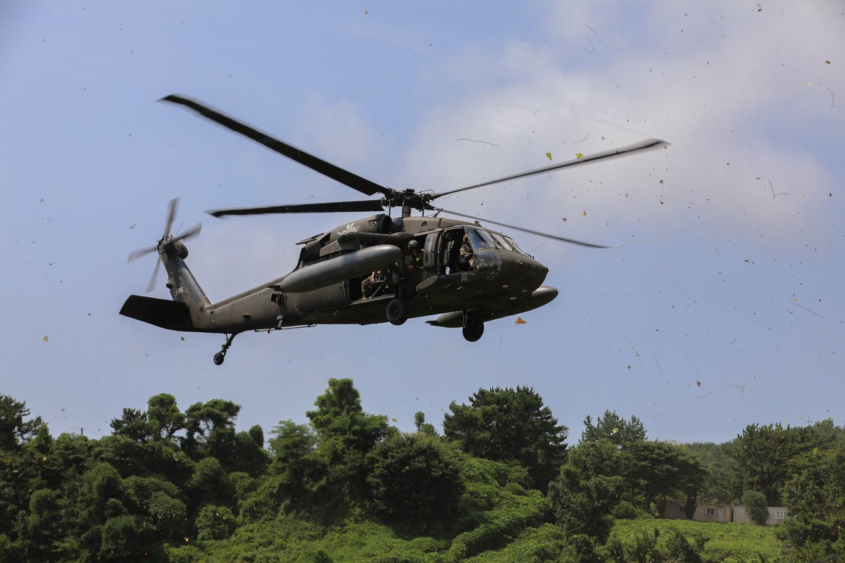 USPACOM's tweet photo. During #UFS25, @USARPAC & @PacificMarines conduct aircraft exfiltration training.
The annual #ROKโ#USA exercise strengthens interoperability, deterrence, and combined defense readiness in the #FreeAndOpenIndoPacific.
@USForcesKorea
๐ #SouthKorea
๐ธ Staff Sgt. Brea DuBose https://t.co/I9UmKazS5v