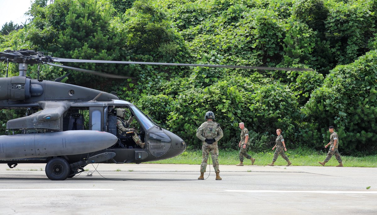 USPACOM's tweet photo. During #UFS25, @USARPAC & @PacificMarines conduct aircraft exfiltration training.
The annual #ROKโ#USA exercise strengthens interoperability, deterrence, and combined defense readiness in the #FreeAndOpenIndoPacific.
@USForcesKorea
๐ #SouthKorea
๐ธ Staff Sgt. Brea DuBose https://t.co/I9UmKazS5v