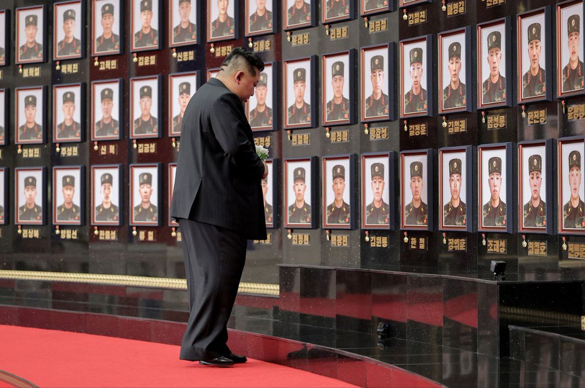DD_Geopolitics's tweet photo. 🇰🇵🇷🇺 Kim Jong-un paid tribute to Korean People’s Army soldiers who died in battle during the liberation of Kursk Oblast from Ukrainian militants. https://t.co/7REqBDs7E5