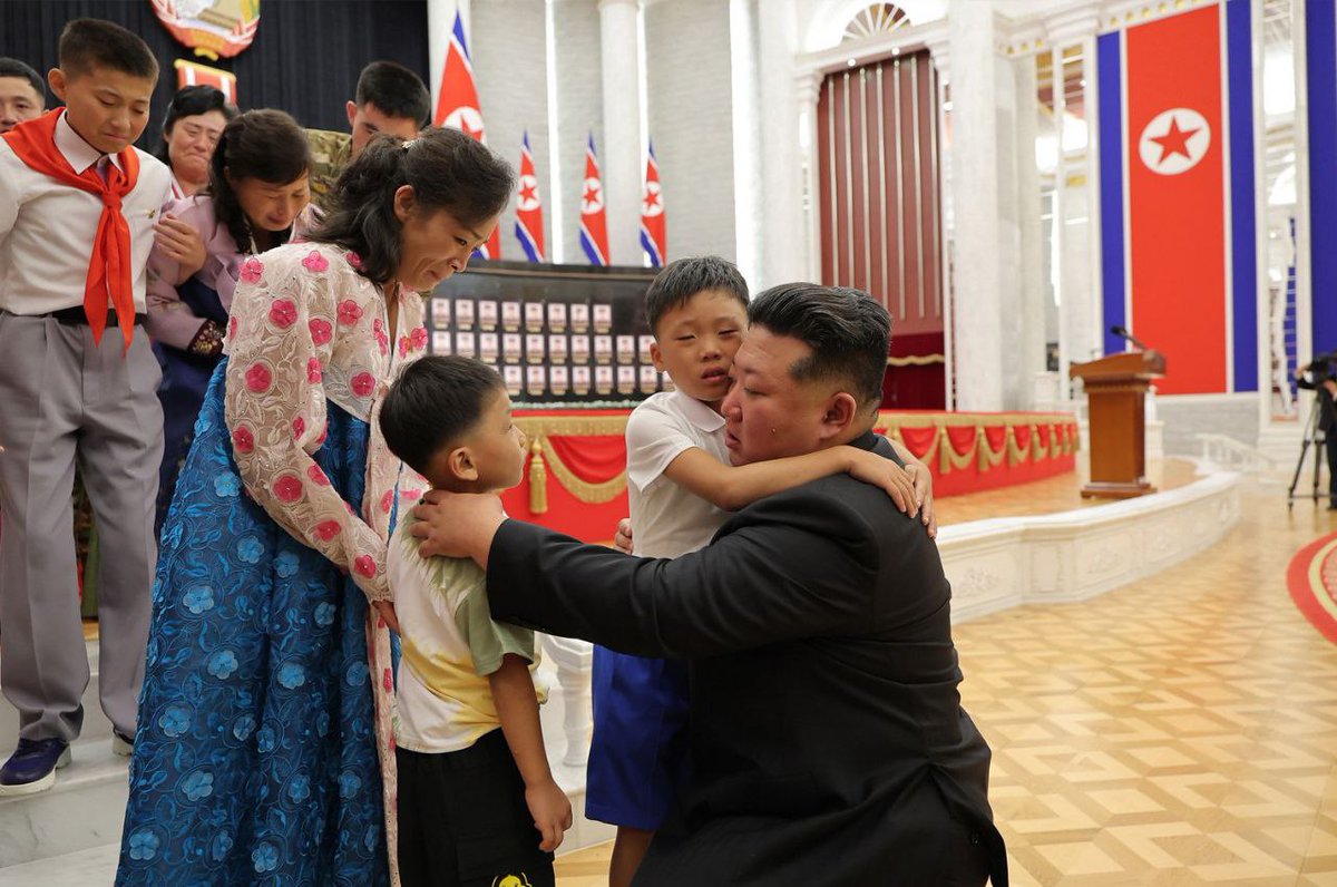 DD_Geopolitics's tweet photo. 🇰🇵🇷🇺 Kim Jong-un paid tribute to Korean People’s Army soldiers who died in battle during the liberation of Kursk Oblast from Ukrainian militants. https://t.co/7REqBDs7E5