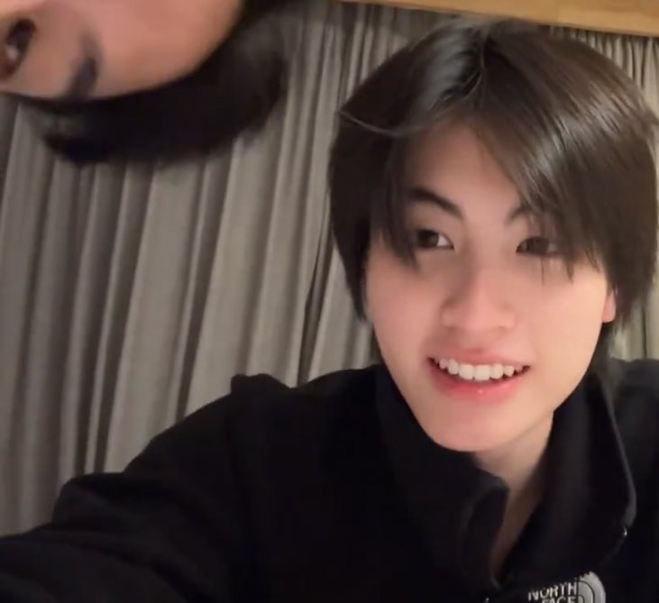 น่ารักอะ เล่าไปคุยกะปะป๊าไทยไป ละน้องชมพี่ไทยเก่งมากบ่อยมาก 🥺