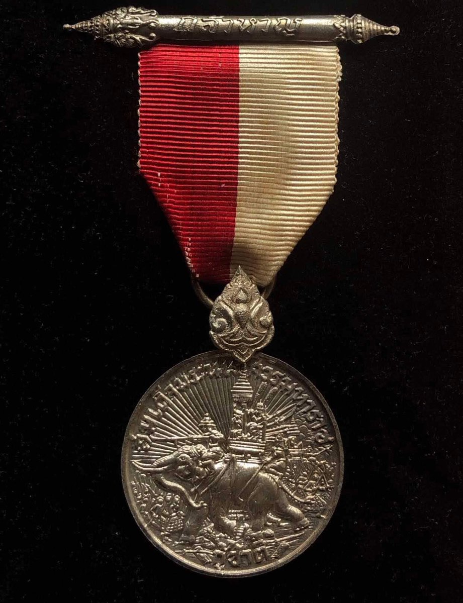 เหรียญกล้าหาญ แด่ นักรบ ทหารไทยชายแดน  พระราชทาน โดย ร.10