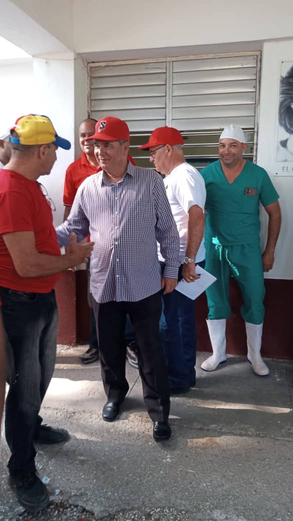 Acompañamos a las autoridades de #SantiagoDeCuba <a href="/BeatrizJUrrutia/">Beatriz Johnson Urrutia</a> y <a href="/ManuelFalconH/">Manuel Falcón Hernández 🇨🇺</a> en recorrido por los combinados Lácteo y Cárnico del municipio Palma Soriano para apreciar en el terreno las acciones realizadas en materia de producción de alimentos. #DePieYCombatiendo