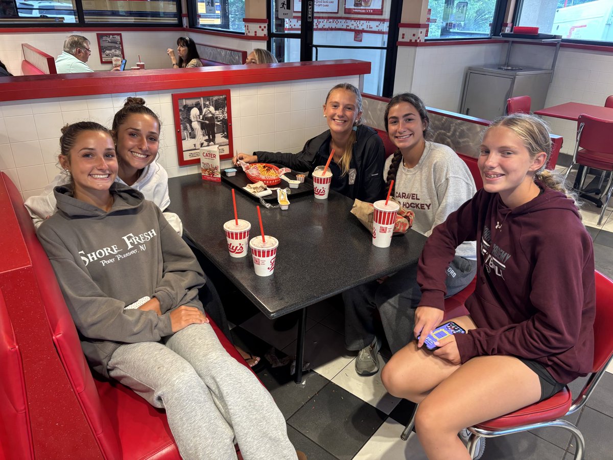 CaravelAcademy's tweet image. Our Field Hockey team has had an awesome preseason!  They have had great practices, played two scrimmages and had a team lunch at Freddy’s on the way home from their latest scrimmage at Villa Maria.  

#caravelacademy #caravelfamily #LearningWithAPurpose #caravelfieldhockey