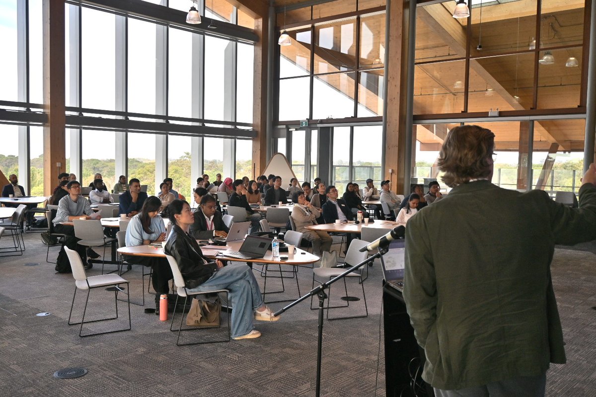 Day two of the 4th Annual Research Progress and Strategy Planning Workshop is underway! 

Our first session covers genomics and trait discovery for stress resilience and yield, and kicks off with Dr Gaofeng Zhou, who shares his work developing a T2T genome assembly for narrow