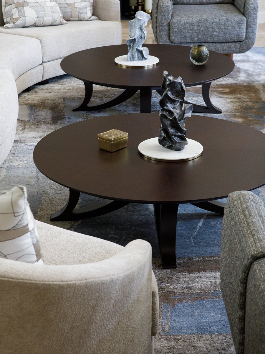 Christopher_Guy's tweet image. The Lombard coffee table features a four-quarter circular top that highlights the grain, set on a curved-leg base with upright supports—timeless form, subtly reimagined.
Interiors: laurenellinteriors
#christopherguy #cg #coffeetable #coffeetabledesign #designerfurniture