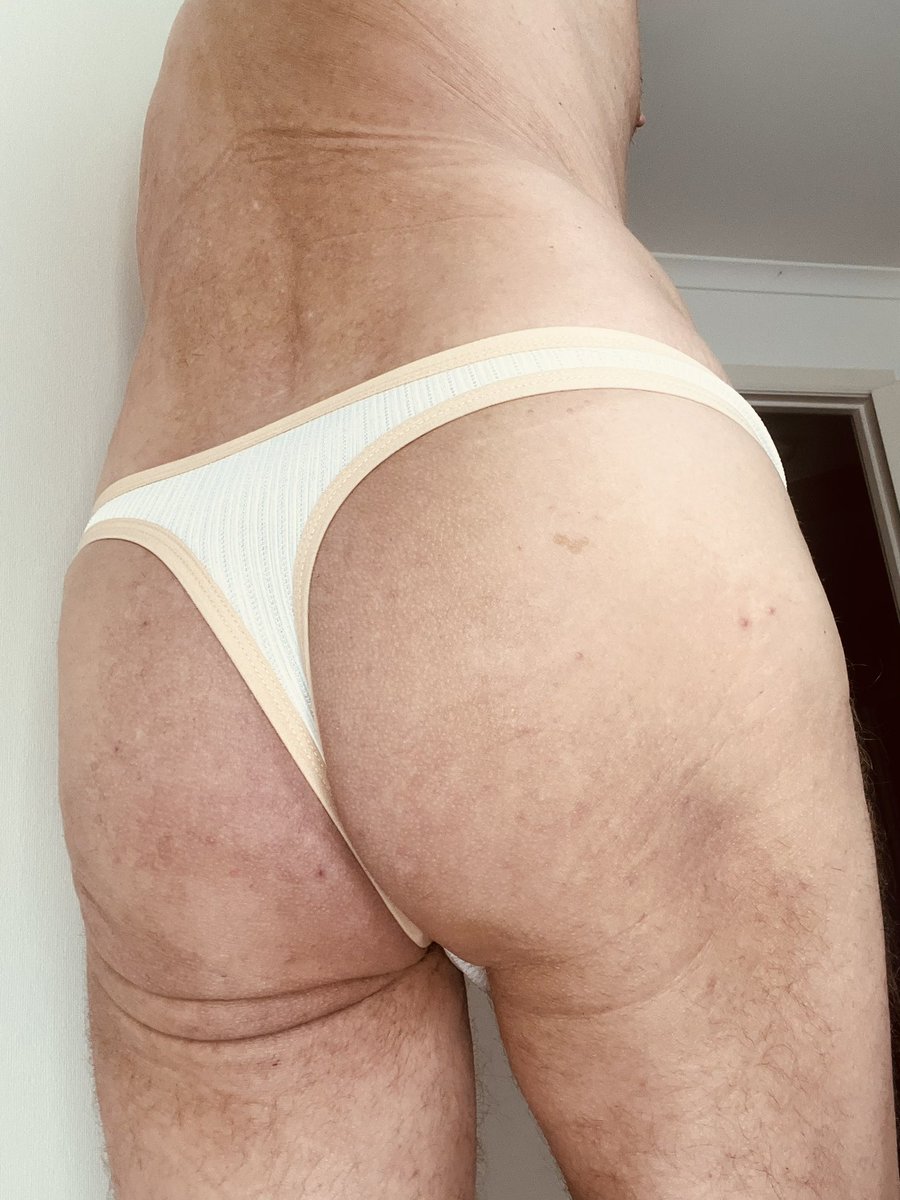 Little clips on the sides to release the beast