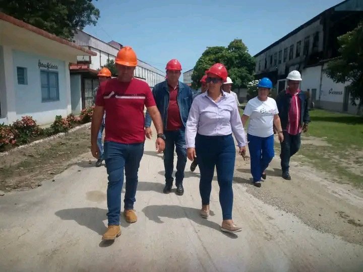 Yudelkis Ortiz Barceló (@yudelkisortizb) on Twitter photo El Central Enidio Díaz en #Campechuela #ProvinciaGranma será el único que produzca azúcar en esta venidera zafra.
Hasta ahora está previsto que sea el primero de #Cuba 🇨🇺 que inicie con la molienda.
Con sus trabajadores y directivos intercambiamos hoy junto a <a href="/YanetsyTerry/">Yanetsy Terry Gutiérrez</a> El Central Enidio Díaz en #Campechuela #ProvinciaGranma será el único que produzca azúcar en esta venidera zafra.
Hasta ahora está previsto que sea el primero de #Cuba 🇨🇺 que inicie con la molienda.
Con sus trabajadores y directivos intercambiamos hoy junto a <a href="/YanetsyTerry/">Yanetsy Terry Gutiérrez</a>