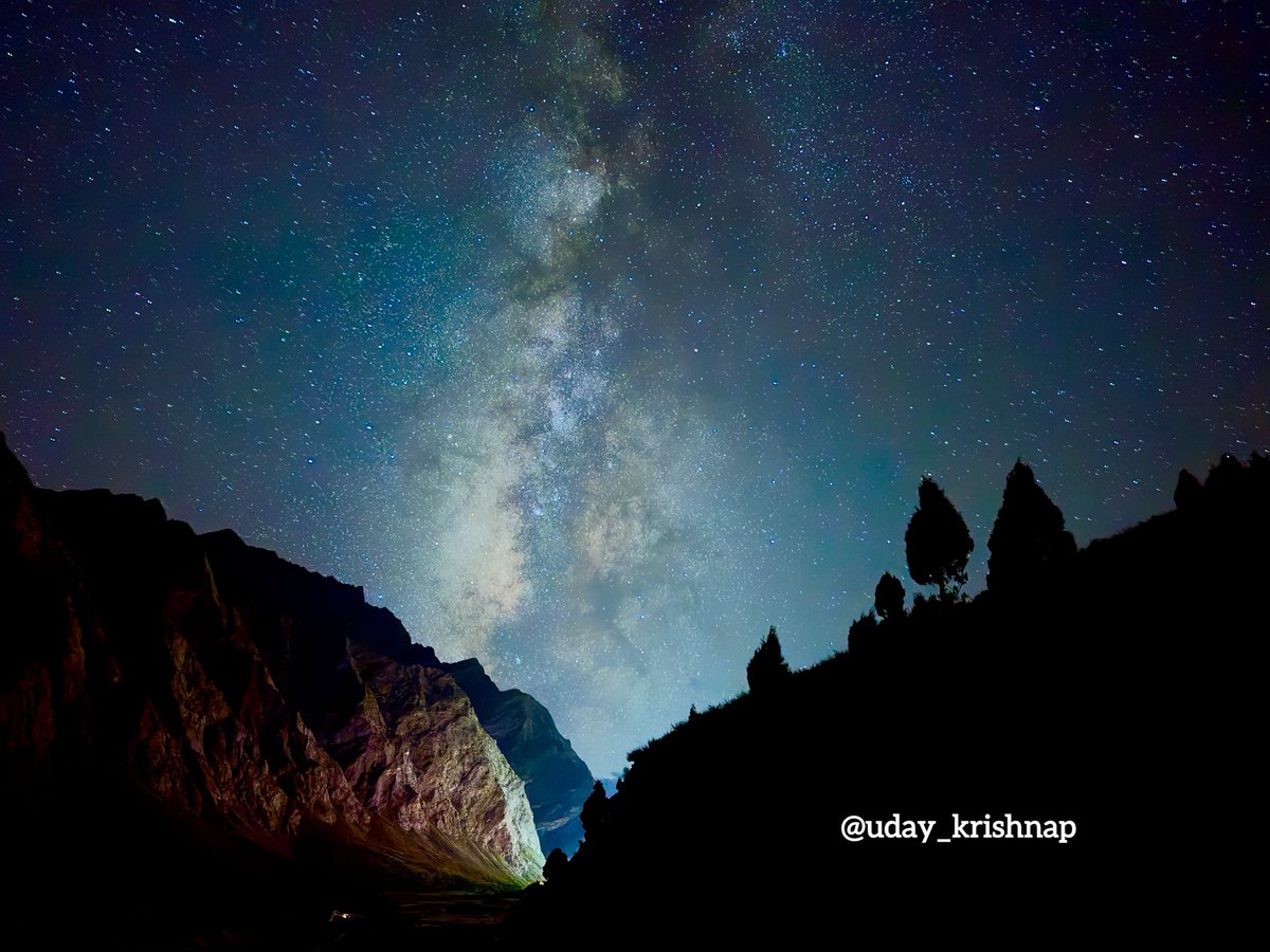 There are nights… and then there are #jispa nights.. this was #shotoniphone with minimal settings..
#milkyway #milkyway_nightscapes #mountains #nightskyphotography
